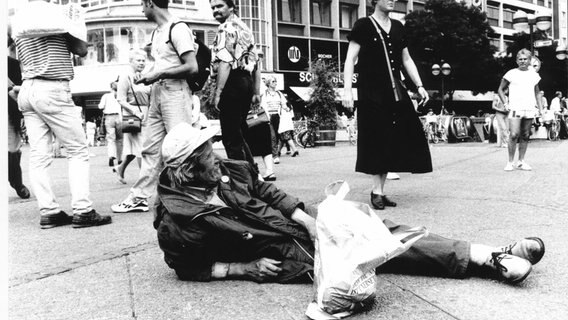 Ein Obdachloser auf dem Kröpcke: Es gab damals rund 9000 Wohnungslose in Hannover. © Asphalt-Archiv Foto: Karin Powser