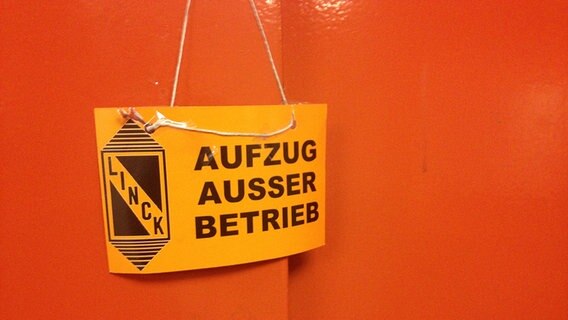 Der defekte Aufzug eines hannoverschen Mietshauses. © NDR Foto: Georg Poetzsch