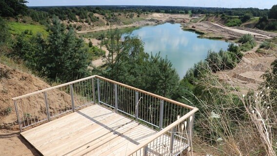 Von einer Aussichtsplattform kann man auf einen See und Büsche schauen. © Gemeinde Wedemark Foto: Gemeinde Wedemark
