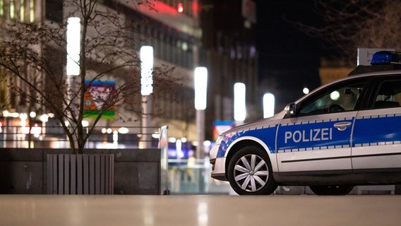 Ein Einsatzfahrzeug der Polizei steht nachts in der Innenstadt von Hannover. © dpa-Bildfunk Foto: Moritz Frankenberg
