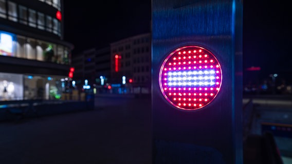 Ein Stop-Piktogramm leuchtet an einer Rolltreppe in der Innenstadt von Hannover. © picture alliance/dpa/Moritz Frankenberg Foto: Moritz Frankenberg