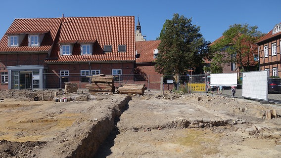 Das Baugelände in Gehrden mit Häusern und der historischen Kirche im Hintergrund. © NDR Foto: Maximilian Hett