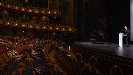 Pianist Igor Levit hält bei der Preisverleihung vom Niedersächsischen Staatspreis in der Staatsoper Hannover eine Dankesrede © picture alliance/dpa/Moritz Frankenberg Foto: Moritz Frankenberg