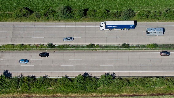 Autos und Lastwagen fahren über die Autobahn 7 bei Hildesheim. © dpa - Bildfunk Foto: Julian Stratenschulte