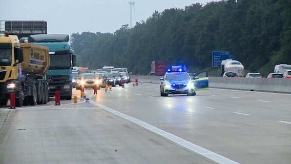 Die Autobahn 7 ist durch ein Polizeiwagen gesperrt. © TeleNewsNetwork 