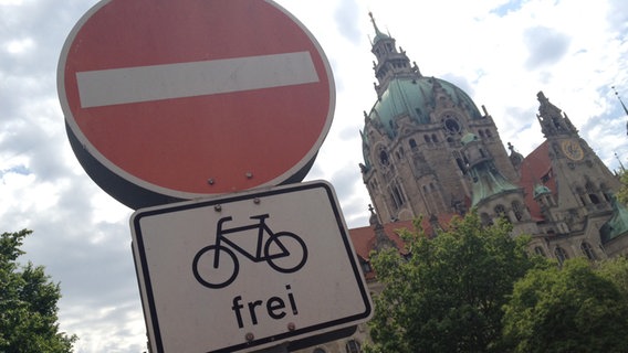 "Durchfahrt verboten"-Schild vor dem hannoverschen Rathaus. © NDR Foto: Felix Meschede