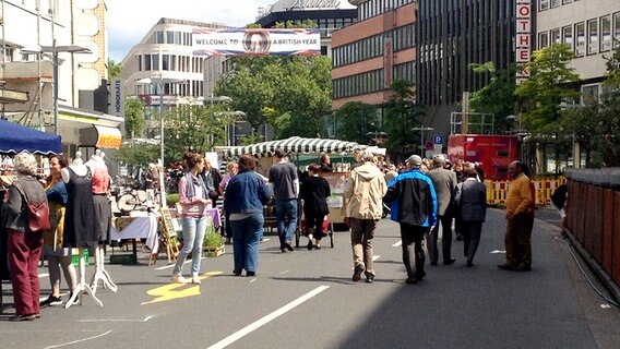 Die Innenstadt von Hannover wird von zahlreichen Fußgängern am Autofreien-Sonntag besucht. © NDR Foto: Birgit Reichardt
