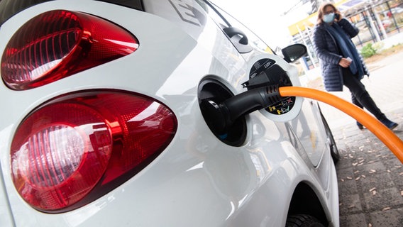 Ein E-Auto wird an einer ADAC-Ladestation aufgeladen. Ein E-Auto wird an einer ADAC-Ladestation aufgeladen. © picture alliance Foto: Julian Stratenschulte
