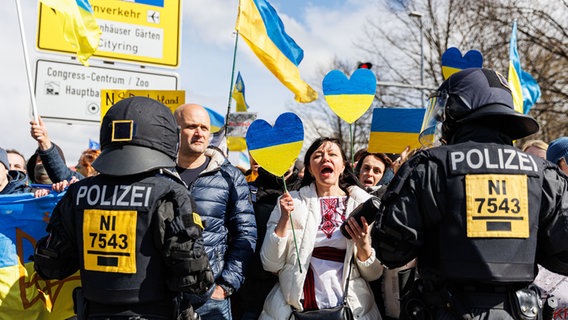 Menschen demonstrieren in Hannover für die Ukraine. © dpa-Bildfunk Foto: Michael Matthey