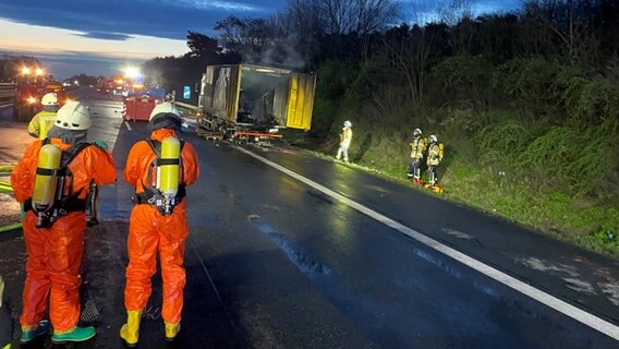 Auf dem Seitenstreifen der A2 bei Garbsen steht ein brennender Lastwagen. Auf dem Seitenstreifen der A2 bei Garbsen steht ein brennender Lastwagen. © Hannover Reporter