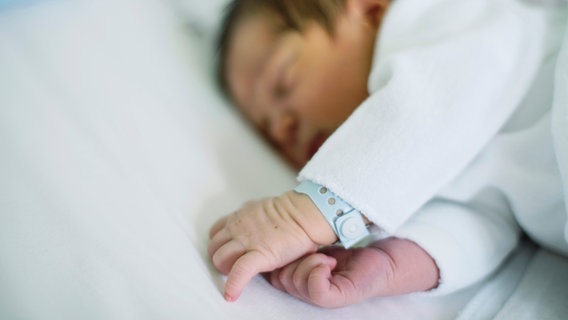 In einer Geburtsstation in Hannover liegt ein Säugling in einem Bett. © NDR Foto: Julius Matuschik