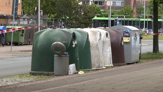 Der Bereich um einen Mülleimer ist mit Polizeiband abgesperrt. © TeleNewsNetwork 