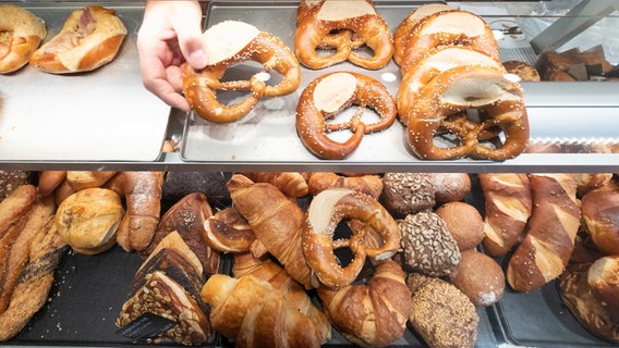 Eine Auslage eines Bäckerei mit Brezeln, Brötchen und Croissants. © dpa Bildfunk Foto: Bernd Weissbrod