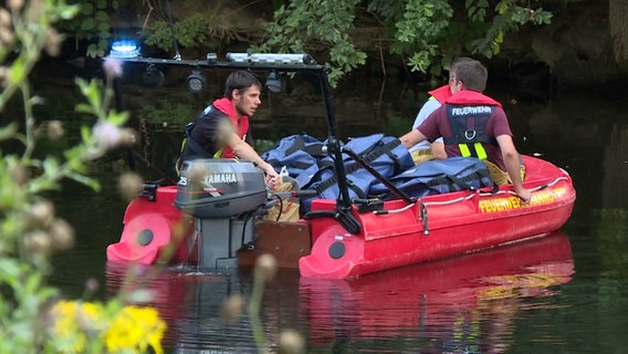 Rettungskräfte in einem Schlauchboot auf der Ihme. © TNN Foto: TNN
