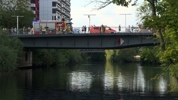 Rettungsfahrzeuge auf einer Brücke auf der Ihme. © TNN Foto: TNN