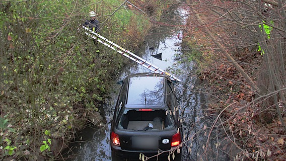 Ein Pkw steht in dem Fluss Hamel © Polizeiinspektion Hameln-Pyrmont/Holzminden 