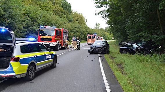 Zwei verunfallte Autos stehen auf einem Seitenstreifen. Einsatzkräfte von Polizei, Feuerwehr und Rettungsdienst kümmern sich um die Bergung beziehungsweise die Versorgung der Verletzten. © Polizeiinspektion Hameln-Pyrmont/Holzminden Foto: Polizeiinspektion Hameln-Pyrmont/Holzminden