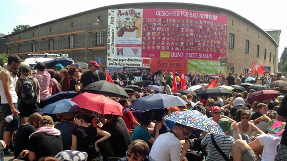 Menschen stehen vor dem "Wincklerbad" in Bad Nenndort mit Bannern. © NDR Foto: Jörg Jacobsen