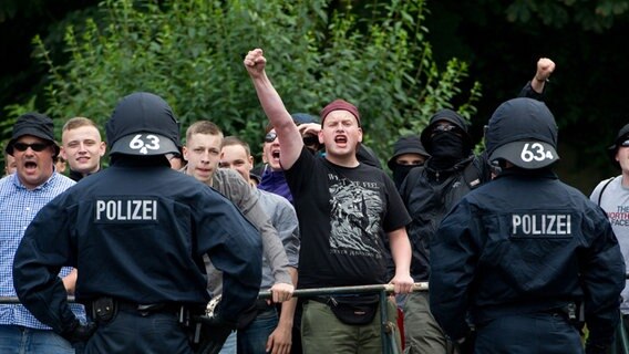 Gegendemonstranten des Neonazi-Aufmarschs in Bad Nenndorf protestieren hinter einer Polizeiabsperrung. © Bildfunk Foto: Sebastian Kahnert