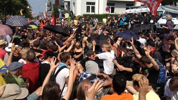 Dutzende Menschen stehen dicht gedrängt bei einer Demonstration in Bad Nenndorf. © NDR Foto: Angelika Henkel