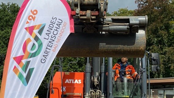 Logo der 8. Niedersächsische Landesgartenschau zu sehen, im Hintergrund ein Bagger. © NDR Foto: Wolfgang Kurtz