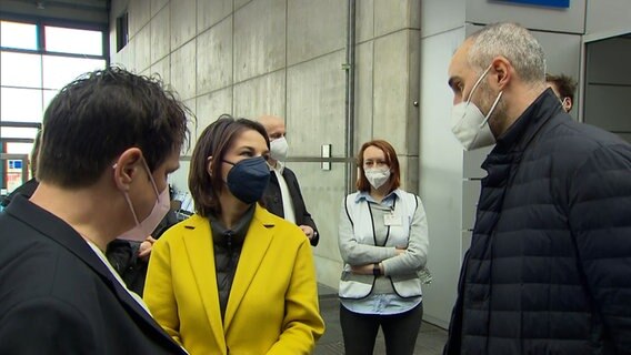 Die deutsche Außenministerin Annalena Baerbock (Grüne) spricht bei einem Besuch einer Notunterkunft für Geflüchtete aus der Ukraine auf dem Messegelände mit Hannovers Oberbürgermeister Belit Onay. © NDR 