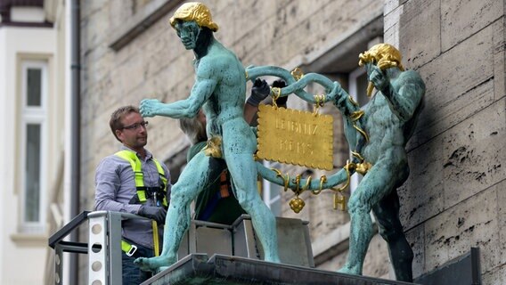 Der Bahlsen Keks wird wieder aufgehängt. © dpa-Bildfunk Foto: Peter Steffen