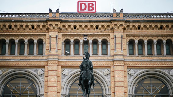 Vor der Hauptbahnhof Hannover auf dem Bahnhofsvorplatz ist das Ernst-August-Denkmal zu sehen. © NDR Foto: Julius Matuschik