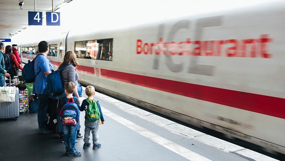 Im Hauptbahnhof Hannover blickt eine Familie auf einen einfahrenden ICE auf Gleis 4, Abschnitt D. © NDR Foto: Julius Matuschik