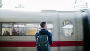 Im Hauptbahnhof Hannover blickt ein Mann auf einen einfahrenden ICE. © NDR Foto: Julius Matuschik