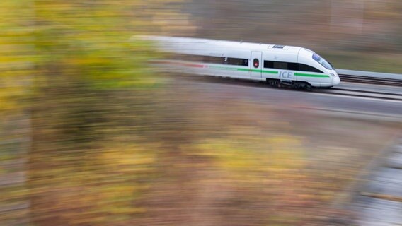 Ein ICE der Bahn fährt auf der Schnellstrecke zwischen Hannover und Göttingen. Ein ICE der Bahn fährt auf der Schnellstrecke zwischen Hannover und Göttingen. © dpa-Bildfunk Foto: Julian Stratenschulte