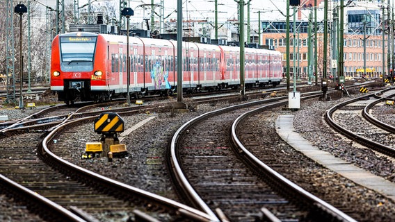 A regional train departs from the station in Hannover.  © Moritz Frankenberg 
