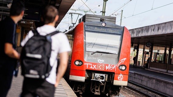 Eine Regionalbahn der Deutschen Bahn fährt am Morgen in den Hauptbahnhof Hannover ein. © dpa-Bildfunk Foto: Michael Matthey/dpa