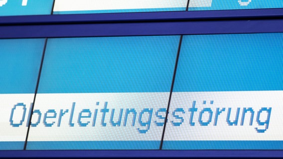 Auf einer Anzeigetafel im Hauptbahnhof Hannover steht "Oberleitungsstörung". © picture alliance / Silas Stein/dpa | Silas Stein Foto: Silas Stein/dpa | Silas Stein