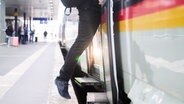 Ein Mann steigt in einen ICE am Hauptbahnhof Hannover ein. © picture alliance/dpa | Julian Stratenschulte Foto: Julian Stratenschulte
