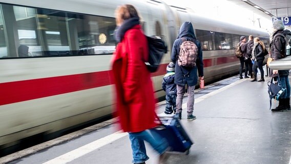 Fahrgäste stehen mit ihren Koffern auf dem Hauptbahnhof in Hannover. © picture-alliance/dpa Foto: Peter Steffen