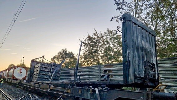 Ein Wagon brennt auf einer Zugstrecke zwischen Wunstorf und Hannover. © Feuerwehr Wunstorf 