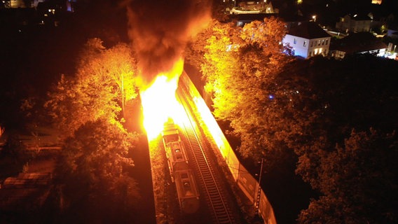 Ein Wagon brennt auf einer Zugstrecke zwischen Wunstorf und Hannover. Ein Wagon brennt auf einer Zugstrecke zwischen Wunstorf und Hannover. © Feuerwehr Wunstorf