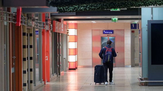 A man walks through an empty train station.  © dpa Photo: Henning Kaiser