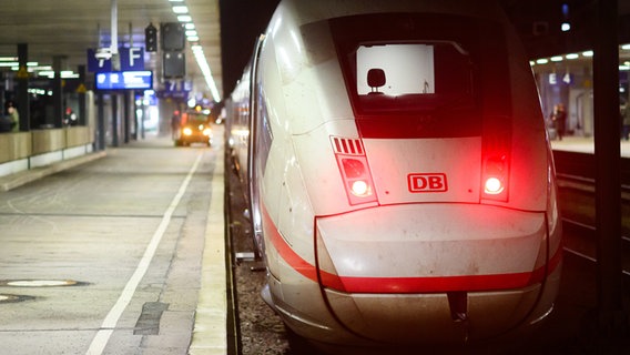 Ein ICE der Deutschen Bahn mit verlassenem Lokführerplatz steht am Hauptbahnhof Hannover. © picture alliance Foto: Julian Stratenschulte