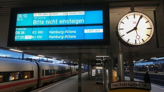 Auf einer Anzeigetafel an einem Bahnhofsteht: "Bitte nicht einsteigen".  Foto: Helmut eickhoff