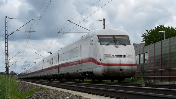 Ein ICE befährt die Bahnstrecke Bielefeld-Hannover. © picture alliance/dpa 