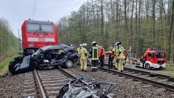 Ein Autowrack liegt auf den Gleisen. Beim Zusammenstoß eines Zuges mit einem Auto an einem Bahnübergang nahe Hannover sind drei Menschen ums Leben gekommen. © TNN/dpa 
