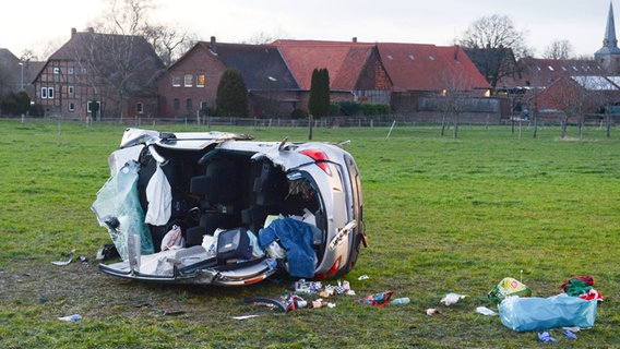 Ein Auto liegt nach einem Unfall auf einem Feld. © dpa-Bildfunk Foto: Frank Tunnat