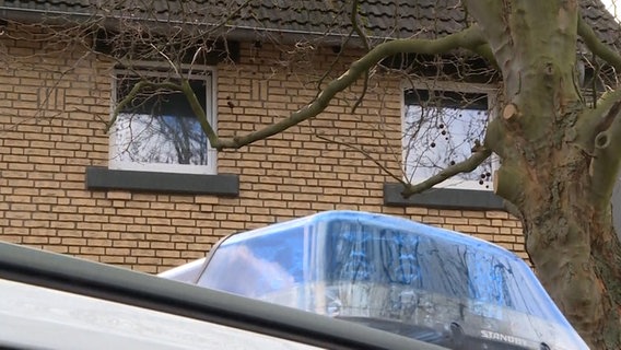 Polizeibeamte stehen vor einem Wohnhaus. © TeleNewsNetwork 