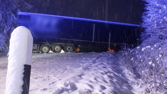 Ein Lkw steht bei Schneefall nach einem Unfall auf einer Straße in der Nähe von Barsinghausen. © HannoverReporter 