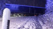 Ein Lkw steht bei Schneefall nach einem Unfall auf einer Straße in der Nähe von Barsinghausen. © HannoverReporter 