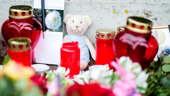 Kerzen, Blumen und Stofftiere liegen am Fundort einer getöteten jungen Frau nahe einer Grundschule. Im Fall der getöteten 16-Jährigen aus Barsinghausen bei Hannover hat die Polizei einen 24 Jahre alten Verdächtigen mehrfach vernommen. © picture alliance/dpa | Hauke-Christian Dittrich Foto: Hauke-Christian Dittrich