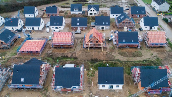 Neue Einfamilienhäuser werden in der Region Hannover gebaut. © dpa-Bildfunk Foto: Julian Stratenschulte/dpa