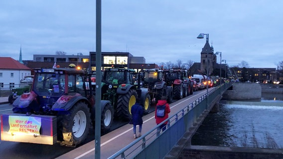 Landwirte blockieren mit ihren Traktoren die Münsterbrücke in Hameln. © NDR Foto: Wilhelm Purk